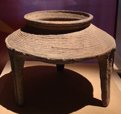 641px-CMOC_Treasures_of_Ancient_China_exhibit_-_pottery_ding.jpg